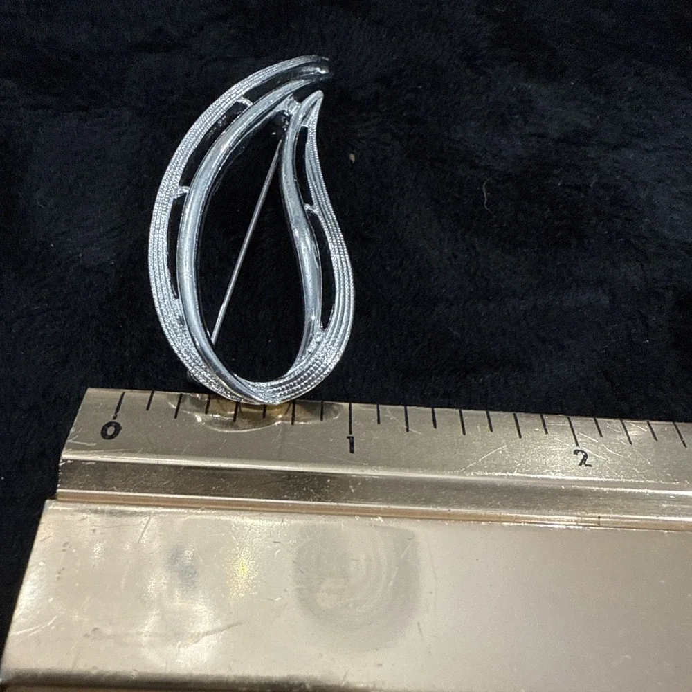 VINTAGE SARAH COVENTRY SILVER SWIRL PIN/BROOCH W/MATCHING CLIP ON EARRINGS SET